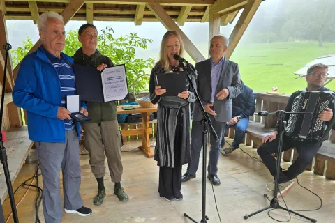 Nagrajenec Slavko Zalokar, predsednica ZB za vrednote NOB Danijela Mandeljc, povezovalka prireditve Suzana Adžič, slavnostni govornik Ivan Svetlik in harmonikar Gašper Primožič, ki je skupaj s pevcem Antonom Habjanom pripravil glasbeni del pripreditve. / Foto: Marjana Ahačič