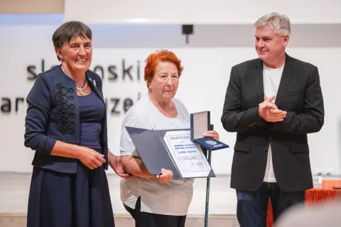 Irena Kolbl iz Zveze borcev za vrednote NOB Jesenice, prejemnica priznanja Albina Repinc in častni govornik zgodovinar Martin Premk / Foto: Nik Bertoncelj