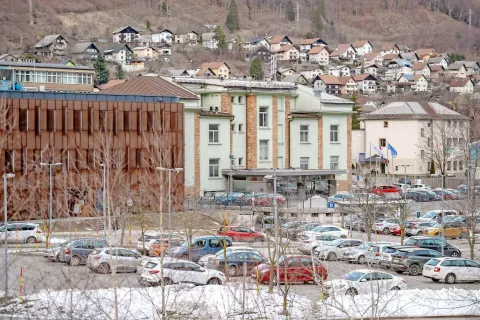 Občina Jesenice je lastnica 253 neprofitnih stanovanj, večina je starejših od štirideset let, največ je dvosobnih. / Foto: Nik Bertoncelj / Foto: 