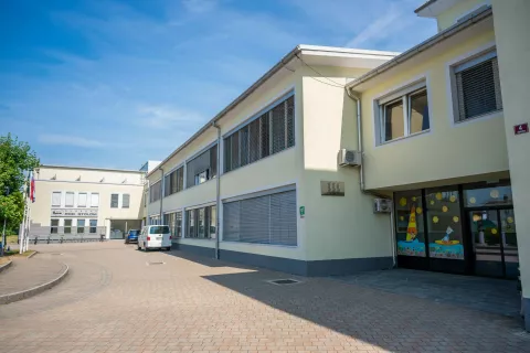 Simbolična fotografija Občina ŽirovnicaOŠ Žirovnica in Dvorana pod Stolom / Foto: Nik Bertoncelj