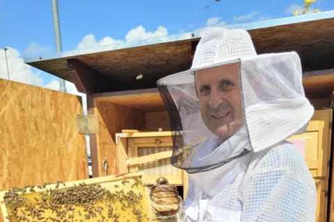 Direktor podjetja Zdravko Logar tudi sam čebelari. Prepričan, da mora biti v stiku s čebelami, če želi biti v stiku s čebelarji. / Foto: Arhiv Podjetja