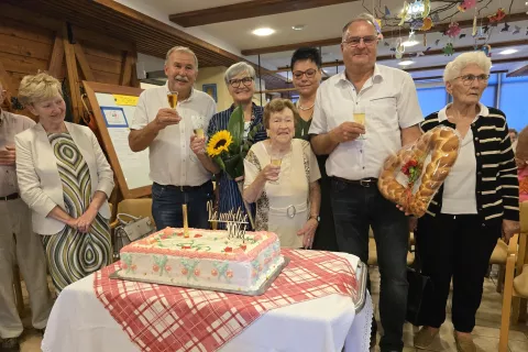 Ob jubileju so ji v Dom sv. Martina v Bohinj, kjer jo tudi sicer redno obiskujejo, prišli voščit tako prekmurski kot gorenjski nečaki in nečakinje. / Foto: Marjana Ahačič