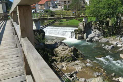 Domačini, združeni v civilno iniciativo, se borijo proti gradnji male hidroelektrarne v Puštalu. / Foto: Vilma Stanovnik