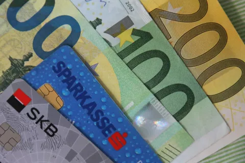 Obdobje poceni posojil se zaradi rasti obrestnih mer počasi izteka. Fotografija je simbolična. / Foto: Gorazd Kavčič