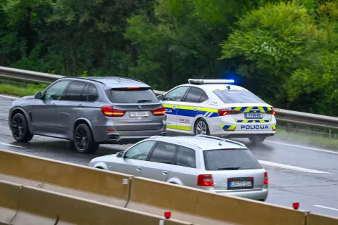 Avtocesta Jesenice kolona pred predorom Karavankezastoj v deževnem vremenupregled ceste policija / Foto: Nik Bertoncelj