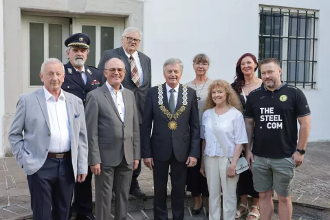 Letošnji nagrajenci z županom Cirilom Globočnikom / Foto: Gorazd Kavčič, Občina Radovljica