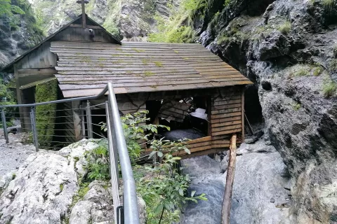 Hudo neurje pred dvema letoma je poškodovalo večino barak, od tega tri v celoti. / Foto: Mestni muzej Idrija