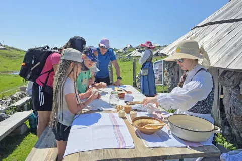 Francoska družina je z veseljem pristopila h gnetenju in okraševanju trniča. / Foto: Špela Šimenc