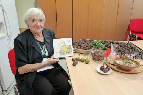 Bojana Pipan s knjižico Tepka iz Zasipa / Foto: 