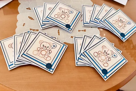 Župan Nejc Smole za novorojenčke v občini Medvode enkrat ali dvakrat mesečno lastnoročno napiše in podpiše čestitke. Kot pravi, je to eno izmed prijetnejših opravil. / Foto: osebni arhiv