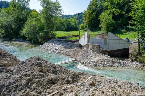 Gradnja novega Rokovega mostu čez reko Radovno je že v teku. / Foto: Nik Bertoncelj