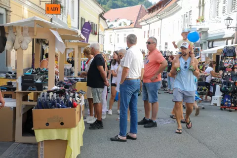 Razstavo pripravljajo v duhu bližajoče se Šuštarske nedelje. / Foto: Tina Dokl, arhiv Gorenjskega glasa