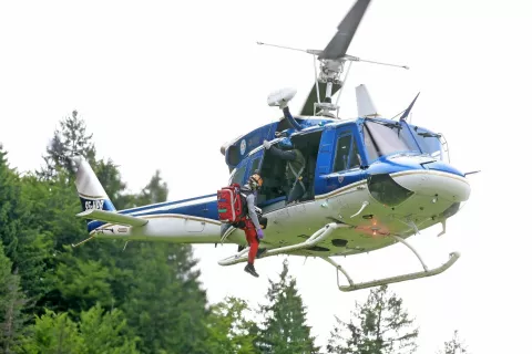 Policija je objavila javno naročilo za nov transportni helikopter z opremo za reševanje in prevoz bolnikov. / Foto: Tina Dokl / Foto: 