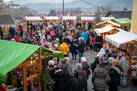 Prireditveni prostor pred cerkvijo sv. Ingenuina in sv. Albuina bo tokrat gostil kino pod zvezdami. / Foto: Nik Bertoncelj