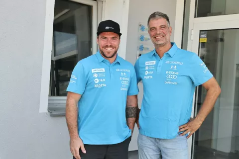 Miha Hrobat in Aleš Brezavšček zadovoljna z dosedanjimi pripravami odhajata v Čile. / Foto: Tina Dokl