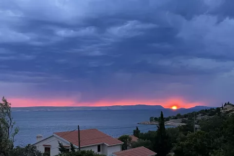 Neposredno zrenje v sončni vzhod ali zahod lahko povzroči okvaro centralnega vida. / Foto: arhiv Gorenjskega glasa