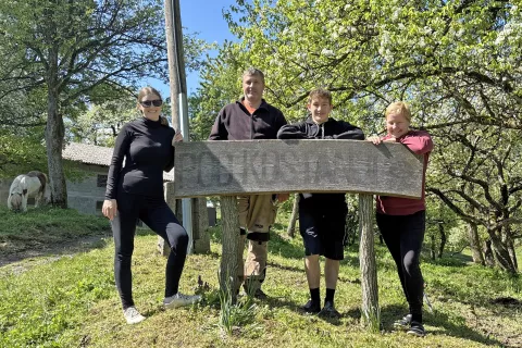 Maja, Marjan, Enej in Mojca Grojzdek so kar deset let iskali popolno kmetijo za novo življenje. / Foto: arhiv družine Grojzdek