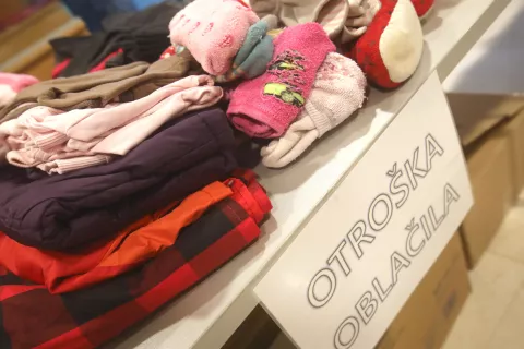 Izmenjevalnica, ki jo bodo v preddverju knjižnice organizirali prihodnjo sredo, je namenjena samo izmenjavi oblačil in potrebščin za otroke. / Foto: Gorazd Kavčič, arhiv Gorenjskega glasa