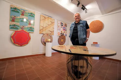 Branko Bandelj je tokrat pripravil razstavo v Vipavskem Križu, v preteklosti pa smo njegova dela lahko večkrat občudovali tudi v domači regiji. Fotografija je z ene od razstav, ki jo je pripravil v dupljanski graščini. / Foto: Tina Dokl