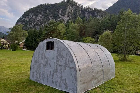 BIvak III so s helikopterjem prepeljali v Mojstrano. / Foto: Janko Rabič