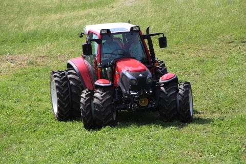 Platnice novega Agronomskega terminološkega slovarja krasi tudi definicija traktorja. / Foto: Cveto Zaplotnik