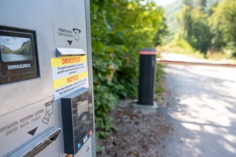 Zapornica Završnica ŽirovnicaNova nalepka hrani listek / Foto: Nik Bertoncelj