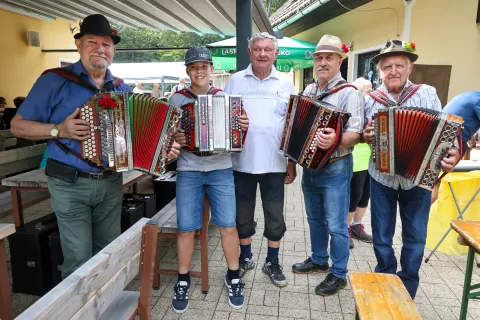 Harmonika v Gozdu srečanje harmonikarjev v Zavetišče v Gozdu z leve Jožef Fajdiga LJ, Oskar Jagodic Pševo, Bogdan Žnidar, Rajko Mlinar KR, Vinko Jenstrle KR / Foto: Tina Dokl