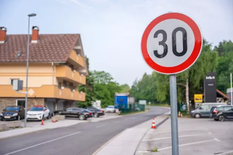 Sporna omejitev hitrosti na Blejski Dobravi / Foto: Nik Bertoncelj