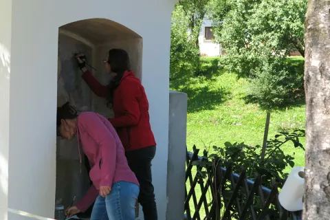 V zadnjih tednih poteka obnova znamenj ob in na Hudičevi brvi. / Foto: Vilma Stanovnik