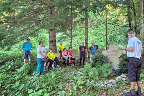 V spomin na padle borce pri spomeniku na Brezovici / Foto: Lado Nikšič