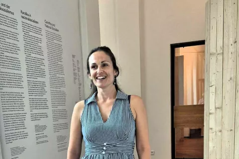 Mag. Sara Pan vodi po razstavi v slovenščini, pa tudi vsa pomembnejša obvestila so v nemščini, slovenščini in tudi angleščini. / Foto: osebni arhiv S. P.