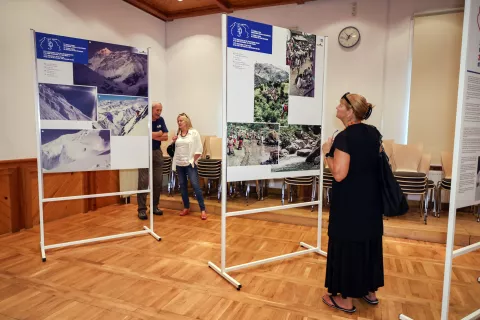 odprtje razstava 50 obletnica prvenstvenega vzpona na prvi osemtisočak Makalu in 30 letnica vzpona s smučarskih spustom na zadnji osemtisočak Anapurno in udeleženec obeh odprav Viki Grošelj predstavitev najnovejša knjiga z naslovom Makalu, 8481 prvi slovenski osemtisočak in čas po njem, Jezersko / Foto: Tina Dokl