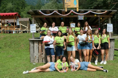 Žensko strežno osebje Kmečkega praznika: dekleta, ki so skrbela, da obiskovalci niso bili ne lačni ne žejni / Foto: Alenka Brun