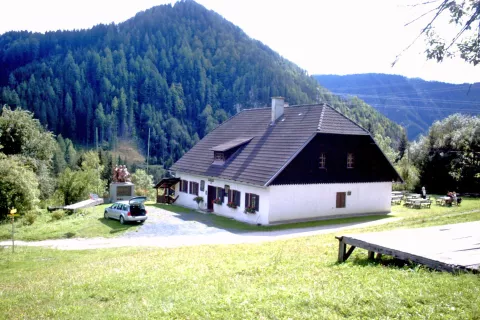 Peršmanova domačija (Persmanhof) v Železni Kapli je spominski muzej na tragedijo iz leta 1945 in hkrati aktualni antifašistični opomnik. / Foto: Wikipedija