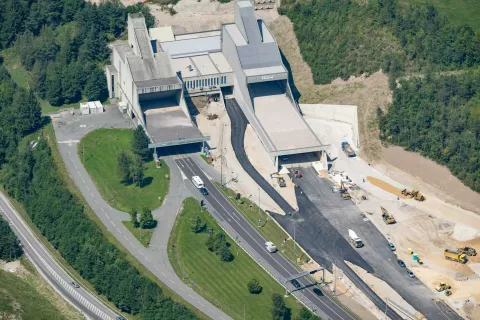 Pogled na predor Karavanke z Mežakle: levo je stara cev, desno nova, katere gradnja se počasi zaključuje. / Foto: Nik Bertoncelj