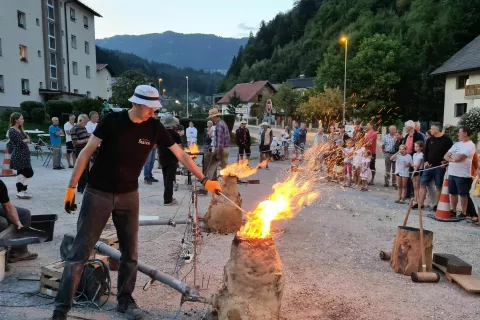 Prikaz taljenja železa po starem, Železniki, 2021 / Foto: Ana Šubic