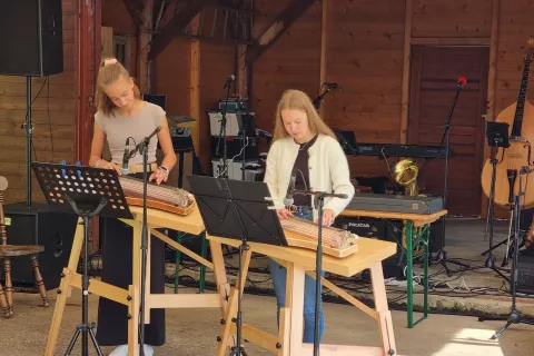 Na prireditvi so se predstavili številni mladi citrarji iz podružnice Cerkno Glasbene šole Idrija. / Foto: Mateja Rant