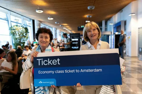 Milijonta potnica Breda Žagar (levo), ki je v Amsterdam potovala s prijateljico / Foto: arhiv Fraporta Slovenija