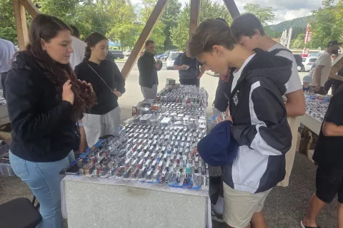 Ponudba na Tržnici Medvode je bila v nedeljo v znamenju miniaturnih vozil. Med razstavljavci je bila tudi Annalisa Vascotto iz Italije (levo). / Foto: Maja Bertoncelj