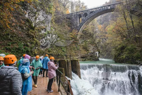 Kamniti most Vintgar predstavlja redek primer še vedno delujočega železniškega kamnitega mostu z začetka 20. stoletja. / Foto: Nik Bertoncelj