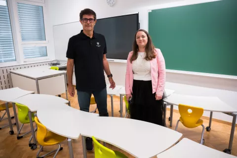 Kranjskli župan Matjaž Rakvec in podžupanja Manja Zorko med ogledom prenovljenih prostorov nekdanje trgovske šole, zdaj enote OŠ Jakoba Aljaža. / Foto: Primož Pičulin