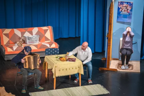 V nedeljo bo na Dovškem odru zadnja predstava domače gledališke zasedbe Prepadi. / Foto: Nik Bertoncelj, arhiv Gorenjskega glasa