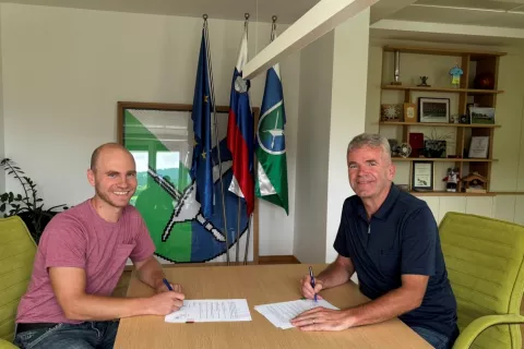 Župan Milan Čadež in zdravnik družinske medicine Marko Možina ob podpisu koncesijske pogodbe / Foto: arhiv občine