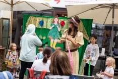 Alja Bulič je s predstavo Čarobni rojstni dan na Prešernovi ulici navdušila otroke in jih popeljala v svet domišljije, sodelovanja in čarobnih presenečenj. / Foto: Matic Zorman / Foto: Matic Zorman