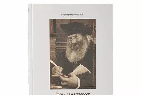 Dvojezična knjiga med drugim ponuja sprehod skozi zgodovino tiskarstva, predvsem na Slovenskem. / Foto: Bled.si