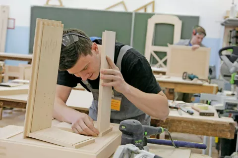 Na področju srednjih šol največjo novost predstavlja uvajanje vajeništva v štirih programih srednjega poklicnega izobraževanja, med katerim je tudi program mizar. / Foto: Gorazd Kavčič / Foto: 