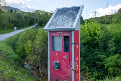 Uničeni parkomat pod Sv. Joštom / Foto: Primož Pičulin