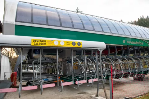 Zaradi pomanjkanja snega zaprto smučišče Stari Vrh / Foto: Primož Pičulin