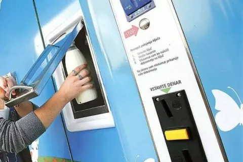 Država namenja finančne podpore tudi za nakup namenskih aparatov za prodajo izdelkov. / Foto: Arhiv Gg