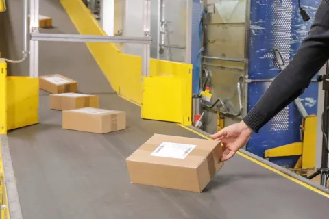 logistični center Ljubljana pošta Slovenije paket / Foto: Tina Dokl